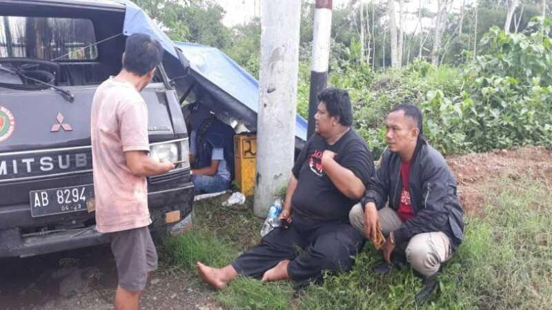 Coba Hindari Jalan Berlubang, Mobil Rombongan Tim SAR Yogyakarta Terbalik