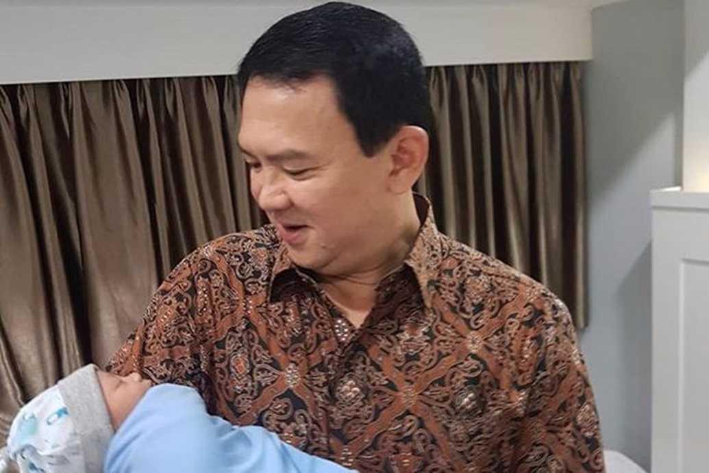 Kompak Kenakan Batik, Ahok-Puput Unggah Momen Bahagia dengan Si Buah Hati