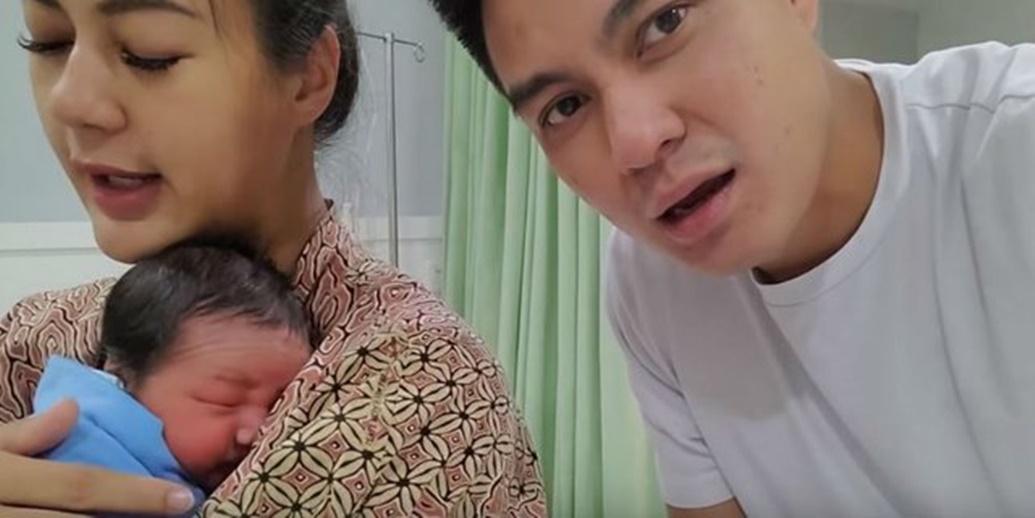 Baim Wong dan Paula Potong Empat Ekor Kambing di Akikah Anaknya