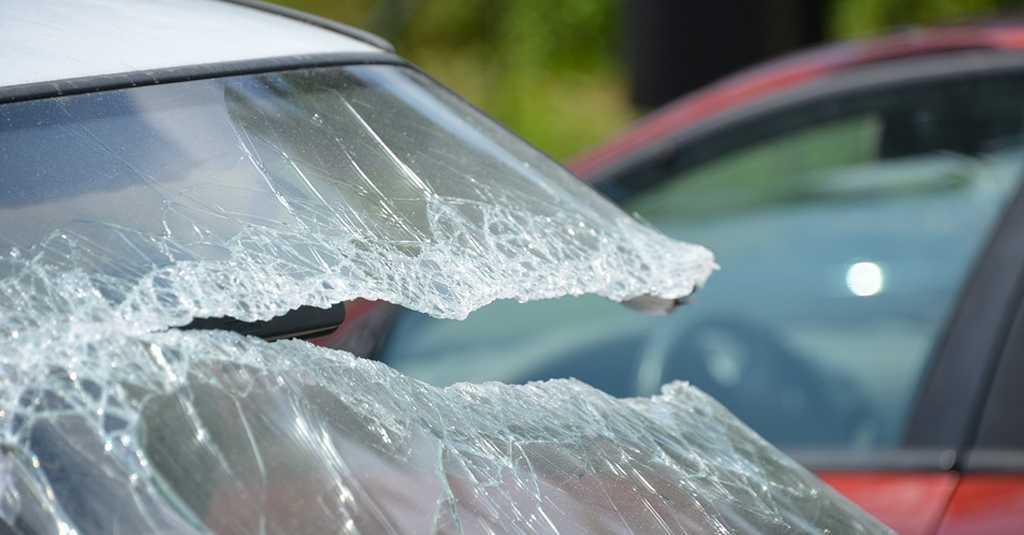 Pengemudi di Jalan Tol Japek Dilempar Batu, Kaca Depan Ambyar