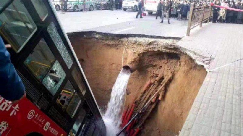 Mengerikan! Jalan Amblas Akibatkan 6 Orang Tewas dan 10 Lainnya Hilang