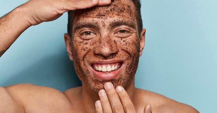 Ini 5 Alasan Mengapa Cowok Juga Perlu Scrubbing Wajah