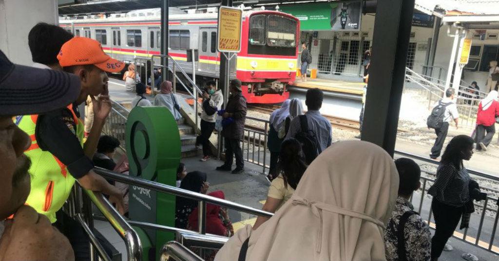 Perjalanan Penumpang KRL Terganggu Akibat Gangguan Listrik