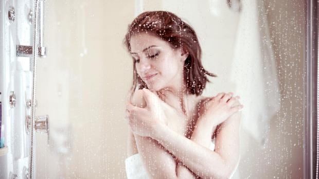 Enak Sih, Tapi 6 Alasan Ini Bikin Kamu Stop Mandi Air Panas