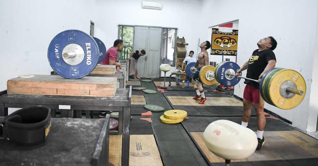 Atlet Angkat Besi Jalani Program Latihan Berat Usai Libur 2 Pekan