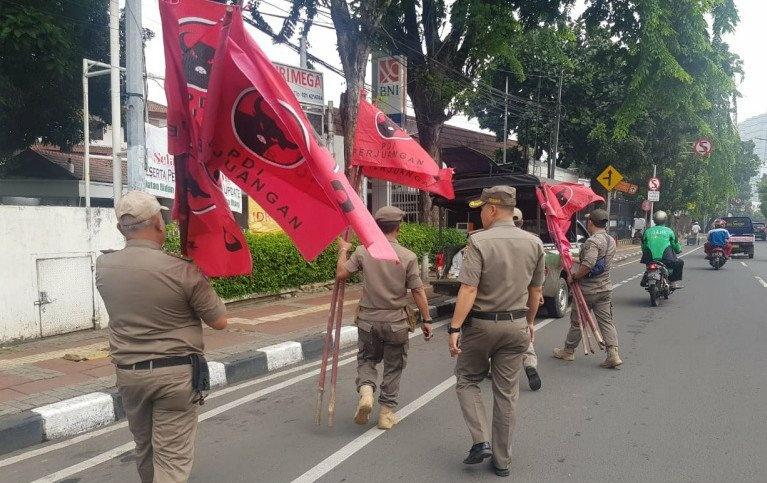 Satpol PP Copot Atribut PDIP yang Penuhi Jalan Raya