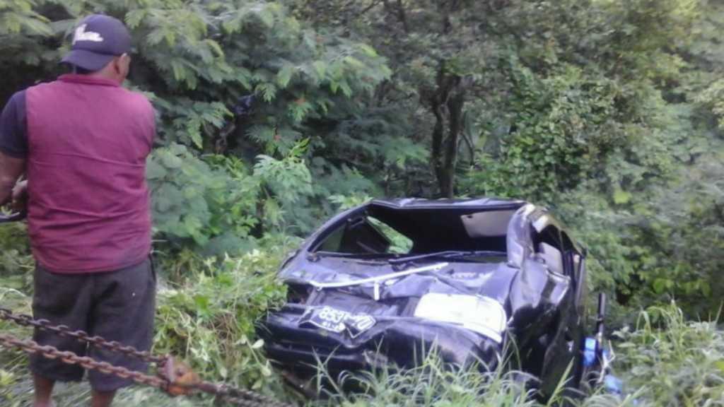 Hindari Sepeda Motor, Mobil Bak Terbuka Ini 'Nyungsep' ke Jurang 10 Meter