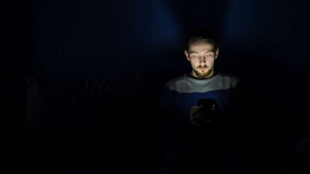 6 Alasan Kenapa Kamu Harus Stop Main HP Saat Ingin Tidur