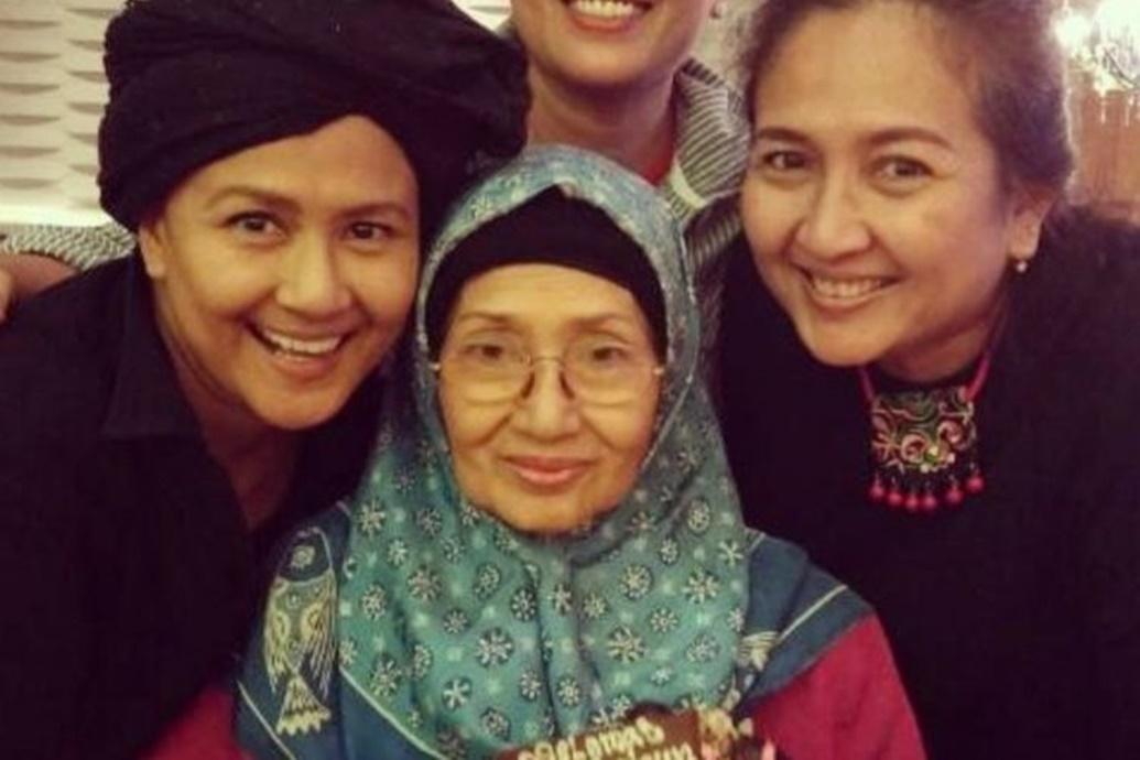 Tangis Dewi Irawan Pecah Ditinggal Ibu dan Adiknya dalam Sebulan