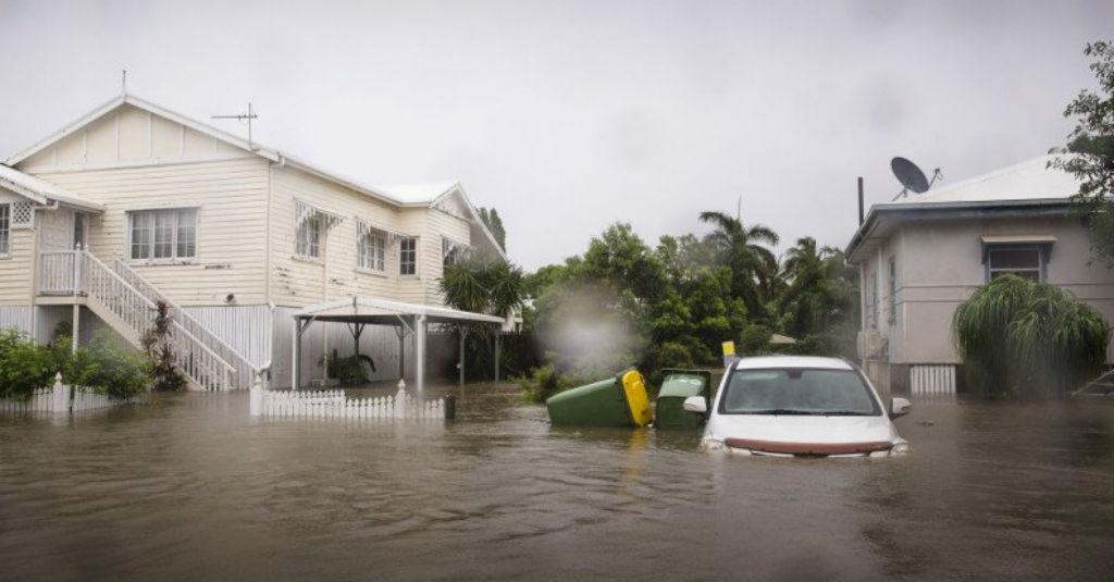Pantai Timur Australia Banjir Disertai Badai Petir