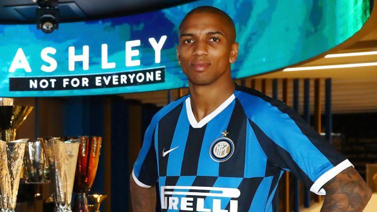 Tinggalkan Man United, Ashley Young Resmi Perkuat Inter Milan