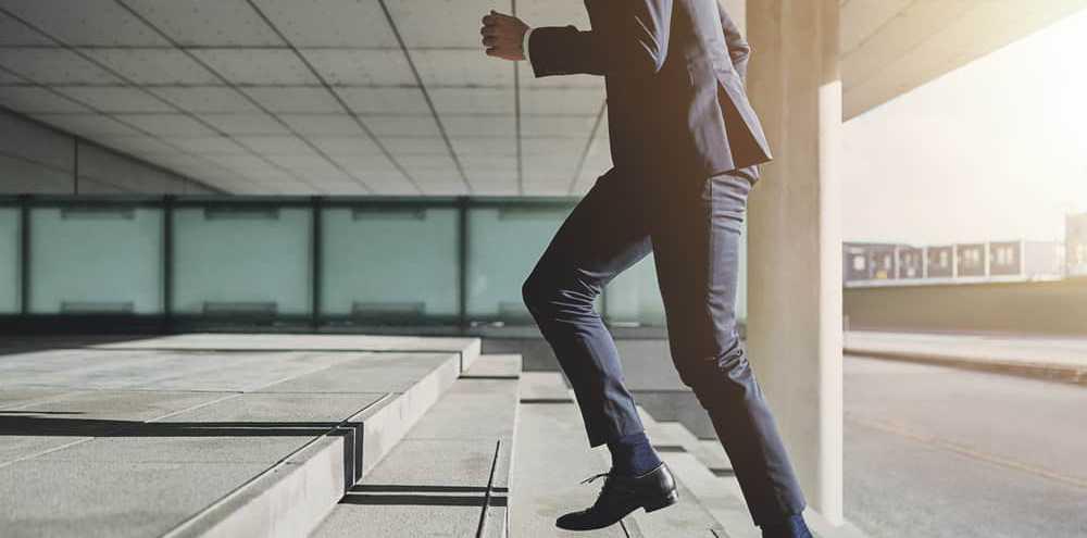 5 Alasan Sehat Pilih Naik Tangga Ketimbang Lift