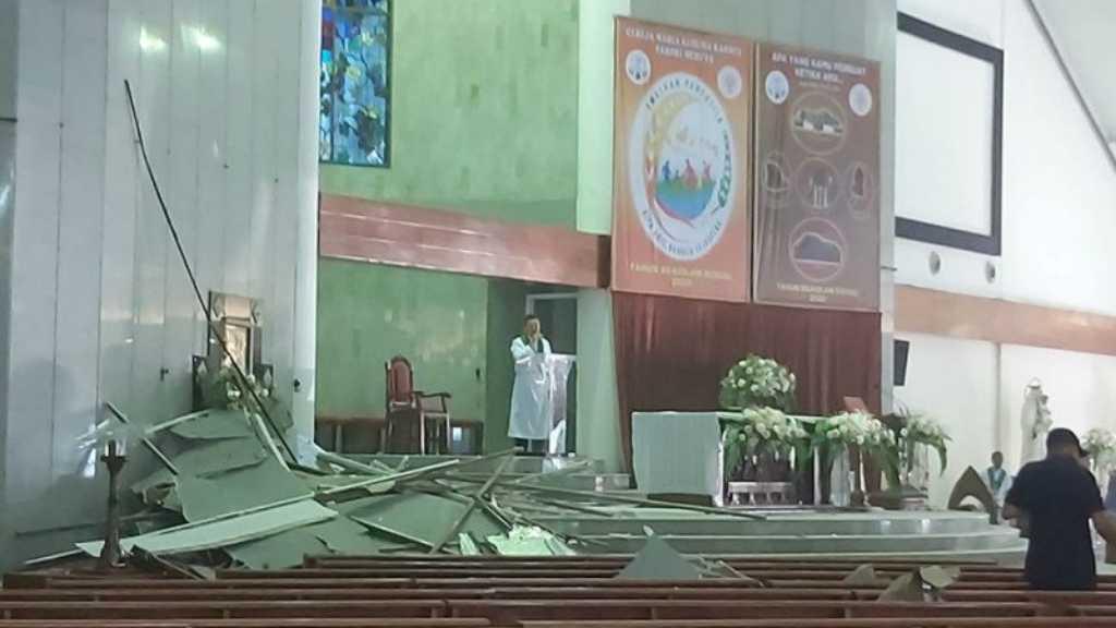 Atap Gereja Maria Kusuma Karmel Meruya Ambruk saat Berlangsungnya Misa