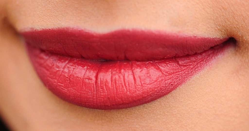 Ini Cara Dapatkan Warna Bibir Merah Alami Tanpa Lipstik