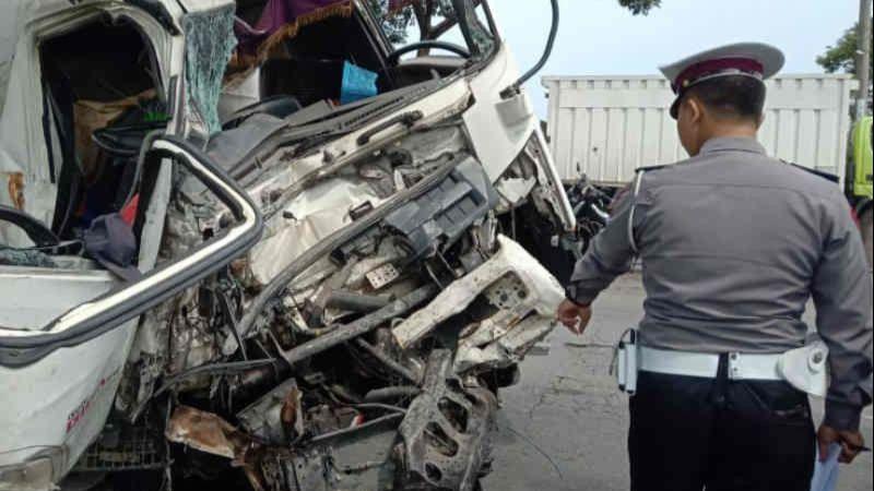 Truk Tangki Tabrakan dengan Bus di Cirebon, Tujuh Orang Luka