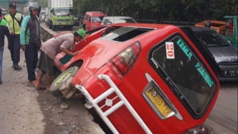 Sebuah Angkot Terperosok ke Parit Gara-gara Sopir Ngantuk