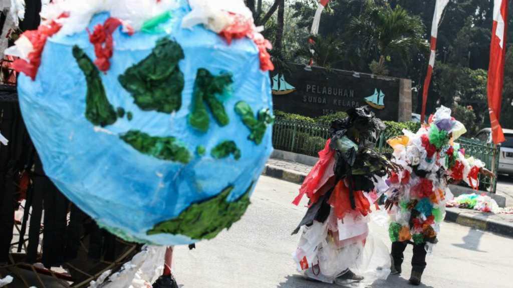 Antara Anies, Forum Komunitas Ustadzah dan Plastik