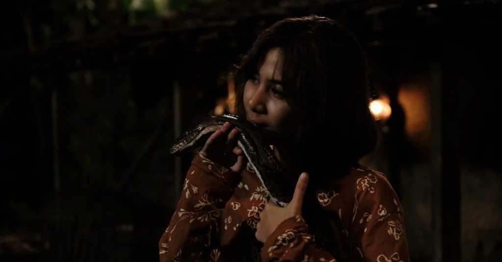 Adinda Thomas Harus Rela Lakoni Adegan Dililit 3 Ular di Film Terbarunya