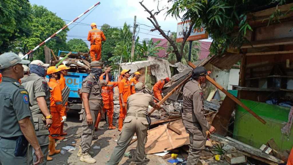 Bangunan Liar Permanen di Atas Saluran Air Cempaka Putih Dibongkar