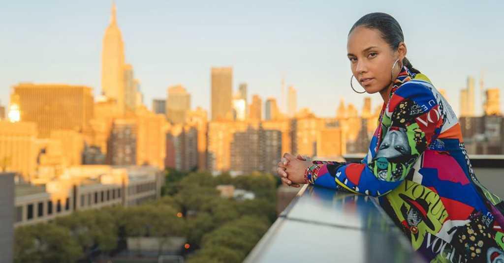 Wajah Alicia Keys Tanpa Make Up Terlihat Glowing, Ini Rahasianya!