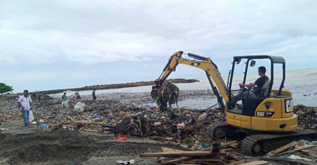 Kota Padang Diserbu Puluhan Ton Sampah
