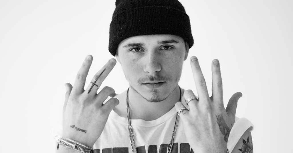 Ikuti Ayahnya, Brooklyn Beckham Koleksi Banyak Tato di Tubuhnya
