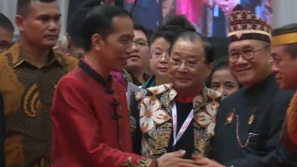 Gaya Presiden Jokowi dengan Cheongsam Merah dalam Perayaan Imlek Nasional