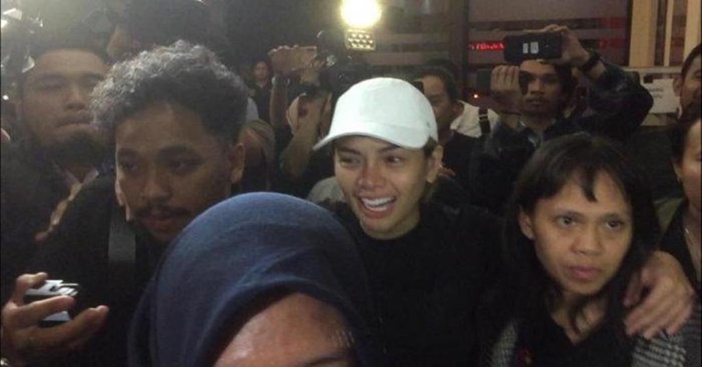 Putra Bungsu Nikita Mirzani Menangis Dipelukan Sang Ibu di Kantor Polisi