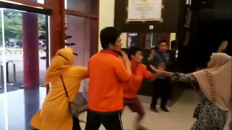 Keluarga Korban Pembunuhan Taksi Online Pukuli Tersangka