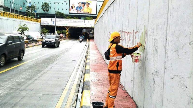 Petugas PPSU Dikerahkan untuk Bersihkan Coretan di Underpass Tanah Abang