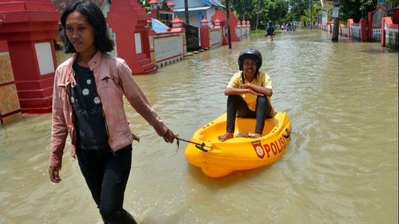 Jalan Penghubung Pacet-Trawas Mojokerto Tertimbun Longsor