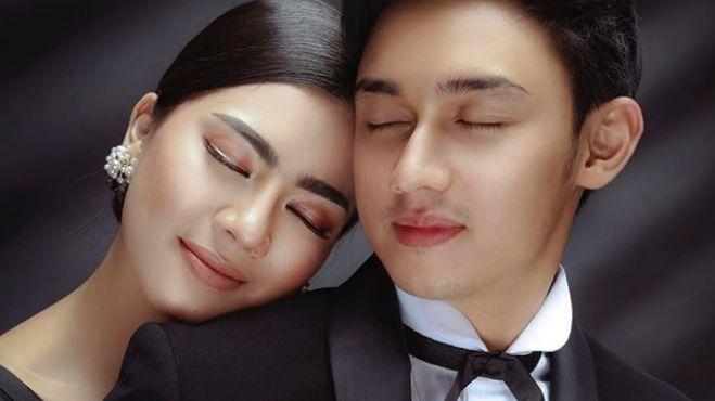Pantai Jadi Saksi Pertunangan Felicya Angelista Dan Caesar Hito