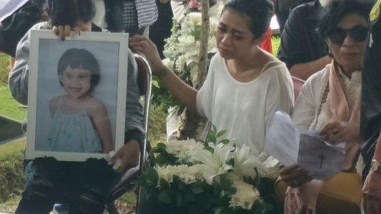 Jeritan Hati Karen Idol Antar Sang Putri Ke Tempat Peristirahatan Terakhir