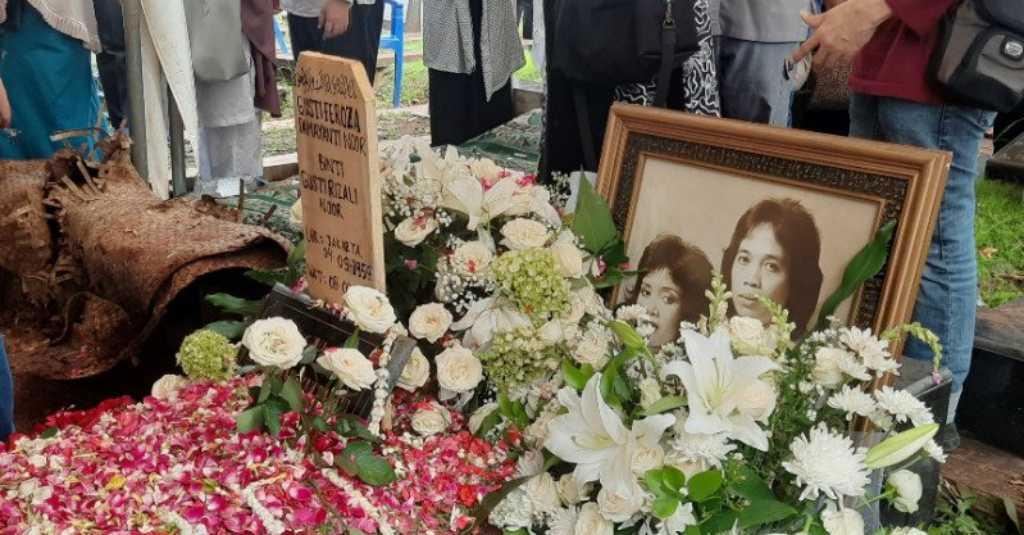 Damayanti Noor Dimakamkan Satu Liang Lahat dengan Chrisye