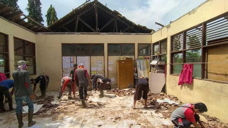 14 Tahun Tak Direnovasi, Bangunan SD di Karawang Ambruk