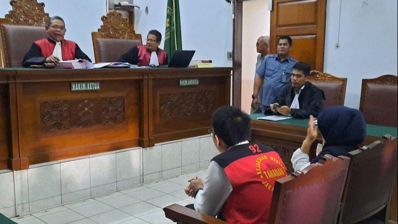 Aulia Kesuma Pembunuh Suami dan Anak Tiri Menangis di Persidangan