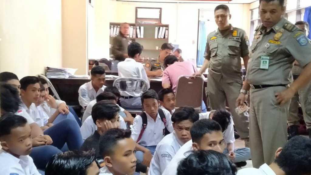 Upst Apes! Video Call Mesum Ditemukan di HP Pelajar SMK saat Razia Pol PP