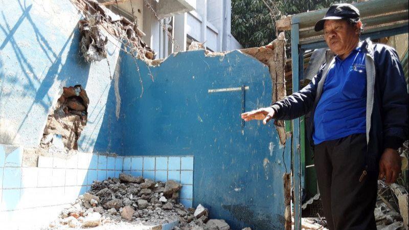 Kanopi Beton Ambruk, 3 Rumah di Cilincing Rusak Berat