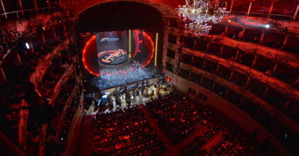Scuderia Ferrari Luncurkan Mobil dengan Sentuhan Teatrikal