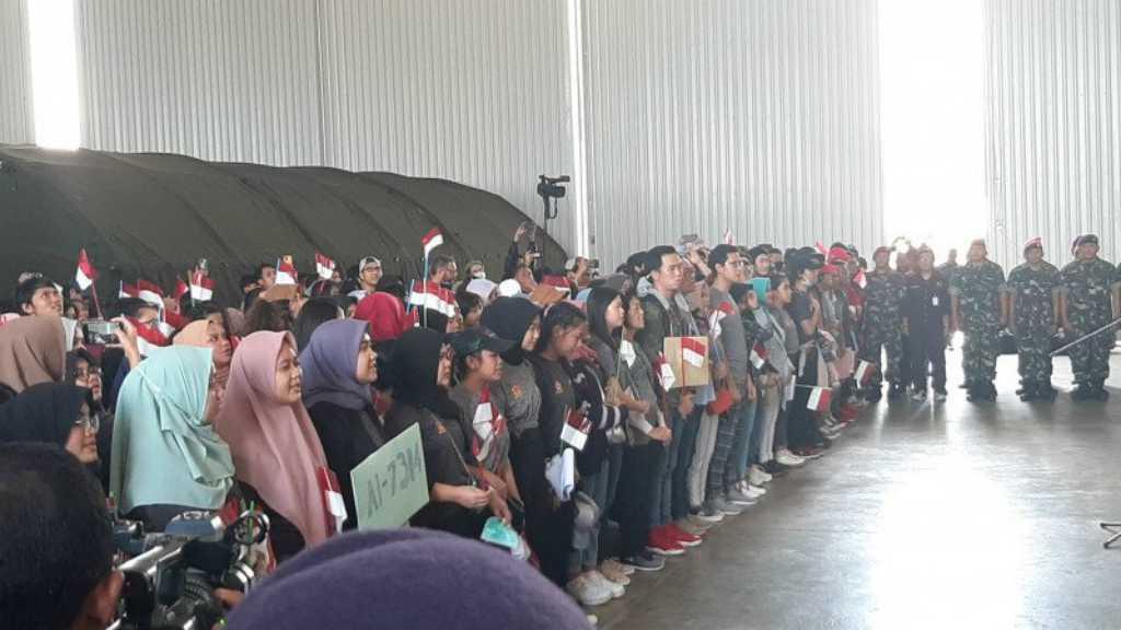 Berbendera Merah Putih dan Air Mata, WNI dari Wuhan Tinggalkan Natuna