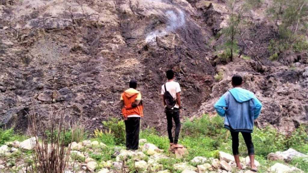 Seram! Gundukan Tanah di NTT Keluarkan Asap Pekat dan Air Panas