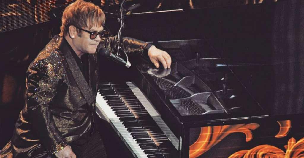 Elton John Menangis dan Hentikan Konsernya Setelah Menderita Pneumonia
