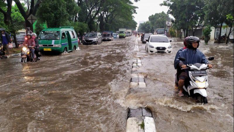 Gedebage Kembali Kebanjiran, Ketinggian Mencapai Betis Orang Dewasa