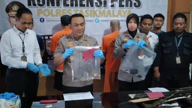 Adik-Kakak Berstatus PNS Ditangkap karena Nekat Bakar Kantor Desa