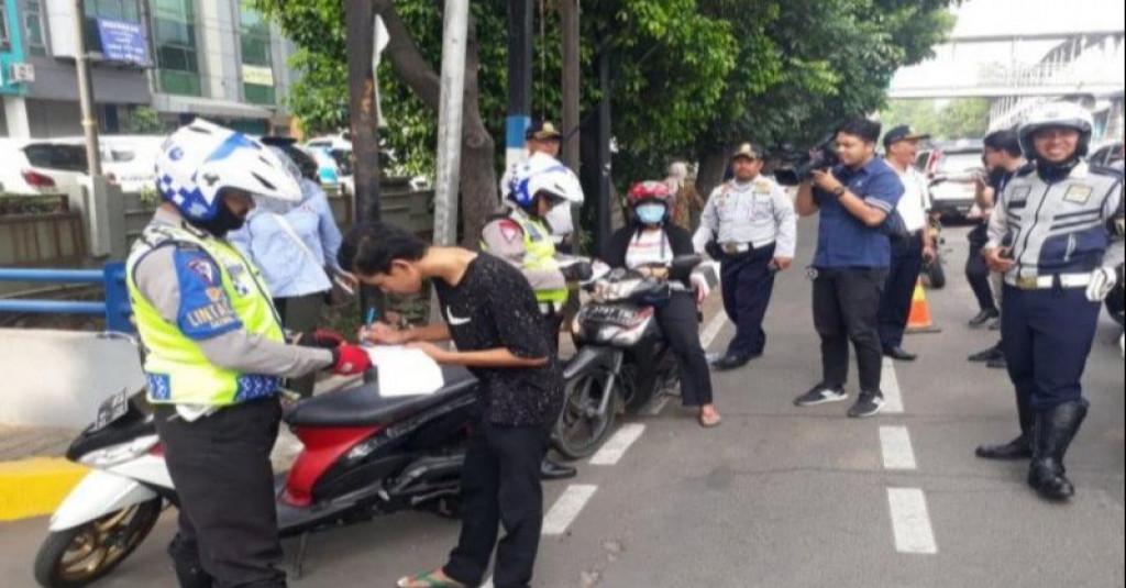 Polisi Akan Tindak Tegas Pengendara Sepeda Motor Bermuatan Barang Berlebih
