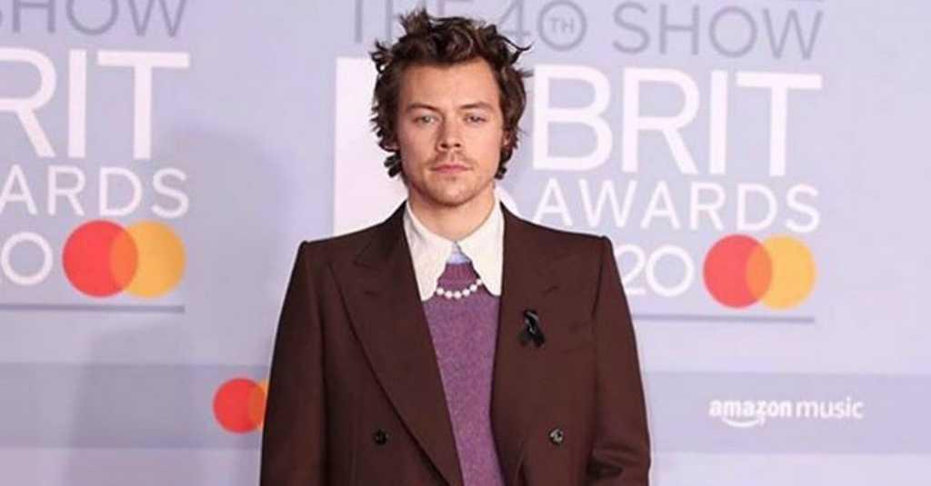 Mantan Pacar Meninggal, Harry Style Kenakan Pita Hitam di BRIT Awards
