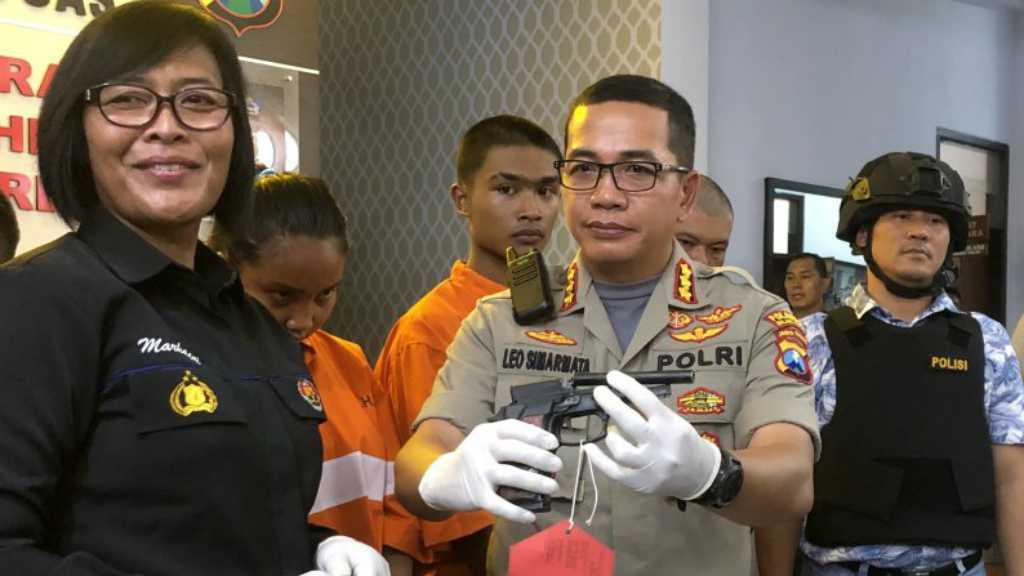 Kesal Pacarnya Diajak ke Vila, Pria Ini Ngaku Jadi Polisi dan Rampok Korban