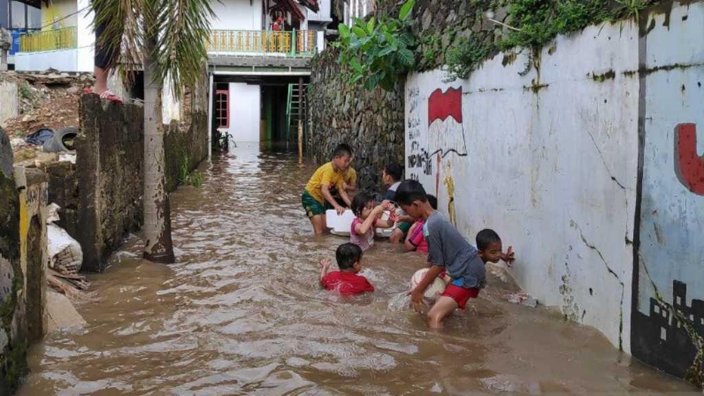 Tolong! Rumah Penduduk di Cawang Jakarta Terendam Banjir 1,5 Meter