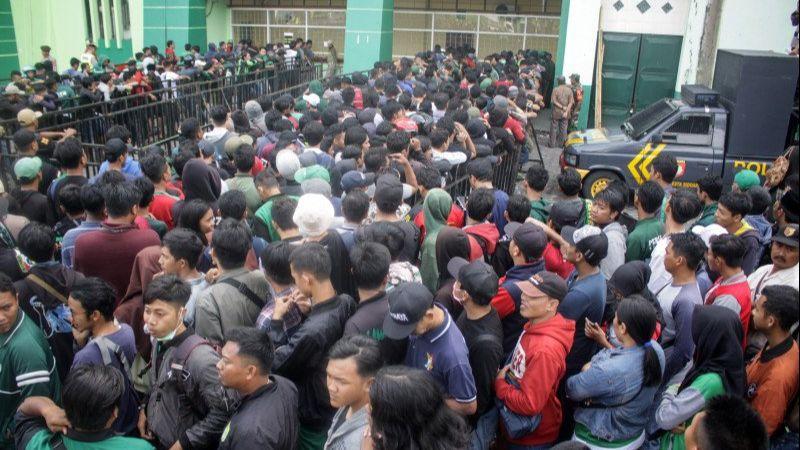 Ribuan Suporter Antre Sejak Subuh Demi Tiket Final Piala Gubernur Jatim