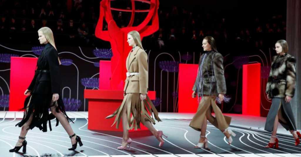 Brand Fashion Kenamaan Prada Dekontruksi Rok Lipit dengan Gaya Baru